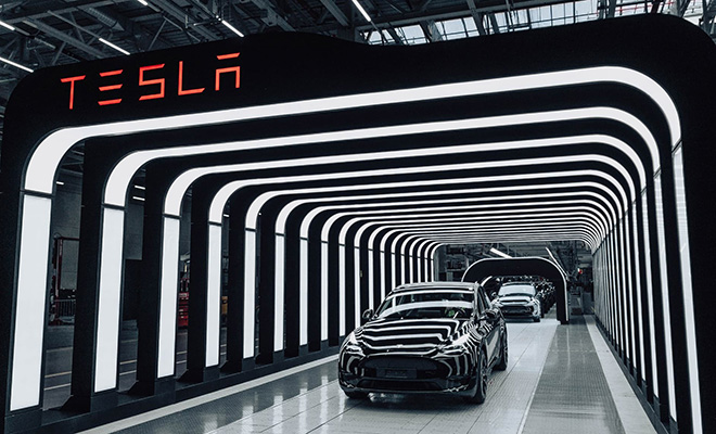 Пролет на дроне через автозавод Tesla: как собирают Model Y