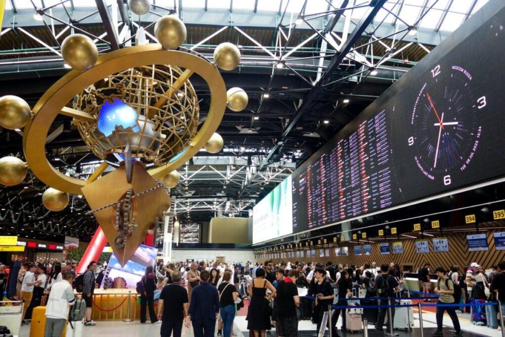 Пассажирам задержанных рейсов в Шереметьево выдали матрасы