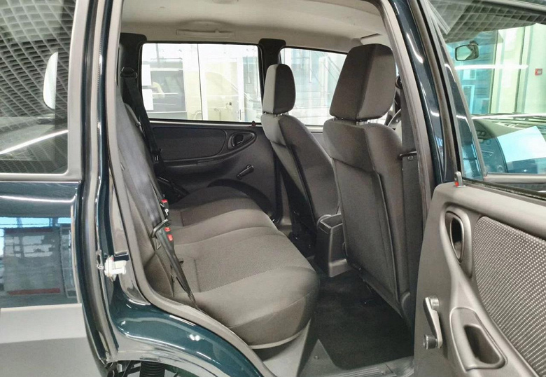 Так выглядит самая дешевая Lada Niva Travel с новым мотором: внедорожник за 1,39 млн рублей показали на живых фото