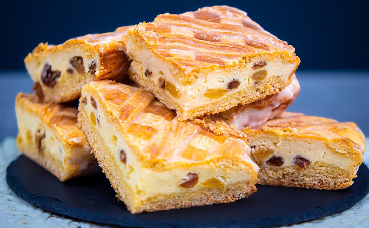 Рецепт знаменитого краковского сырника. Ингредиенты проще некуда, но за десертом всегда очередь