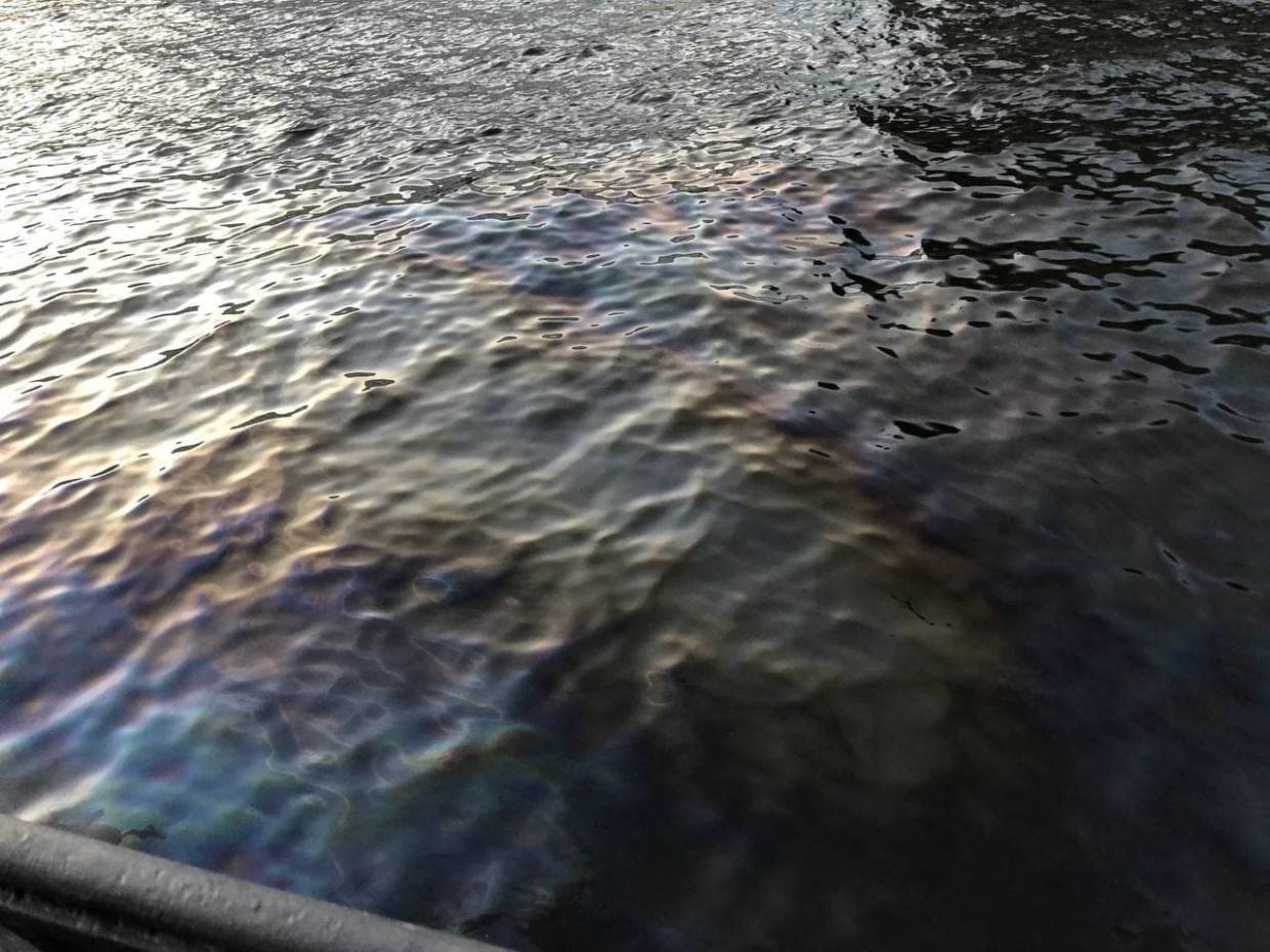 Нефтяные пятна вновь появились на реке Исети в Екатеринбурге