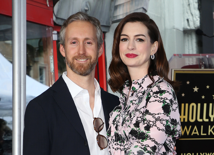 Энн Хэтэуэй рассказала о необычных съемках у Кристофера Нолана: "На его площадке нет стульев и никто никогда не сидит" Звезды,Новости о звездах