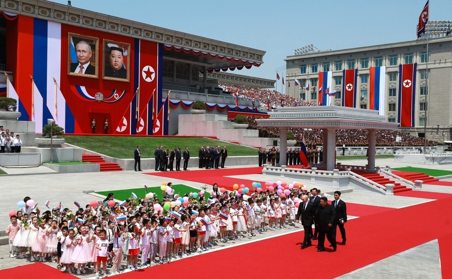 Президент России Владимир Путин впервые за 24 года прибыл с официальным визитом в КНДР. По этому случаю власти устроили в северокорейской столице настоящий праздник.-3