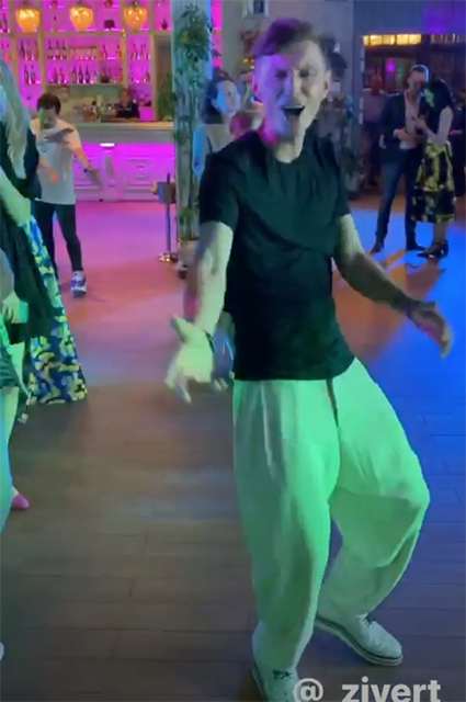 Танцы под Zivert, нежности с мужем и шутки Харламова: как Ляйсан Утяшева отпраздновала 35-летие Танцы под Zivert, нежности с мужем и шутки Харламова: как Ляйсан Утяшева отпраздновала 35-летие Хроника