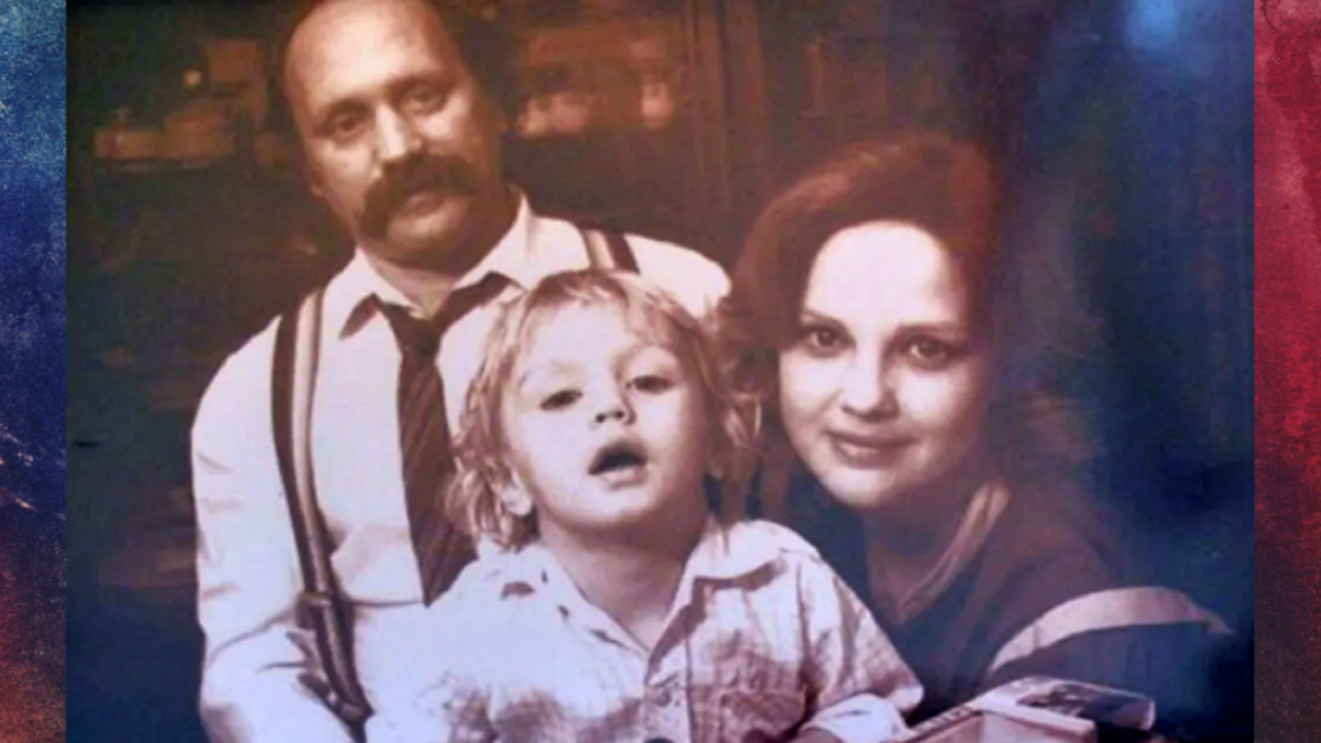Владимир Мулявин с женой Светланой Пенкиной и сыном Валерием, которого музыкант назвал в честь ушедшего старшего брата