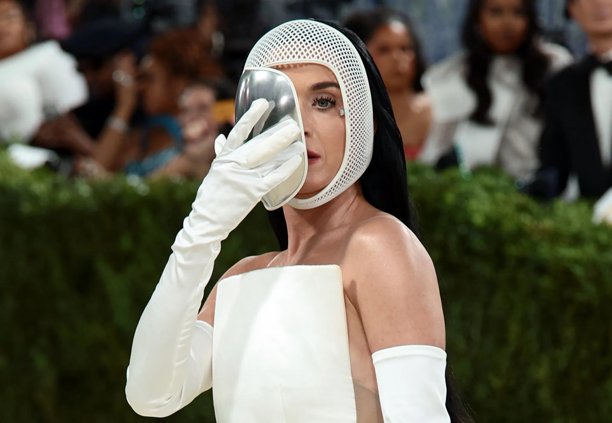 Met Gala — 2026: Кэти Перри, Сергей Брин с возлюбленной, Doja Cat, Лена Данэм на красной дорожке