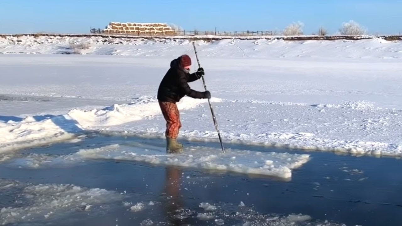 Водоснабжение в сельской Якутии. Вода в кране не замерзает когда на улице -50 когда, Однако, здесь, объяснила, подробно, растает, улице, температурой, размеров, питьевую, получают, обычно, нужных, бочку, кладут, помещении, понимаете, заносят, топором В, обтесываются