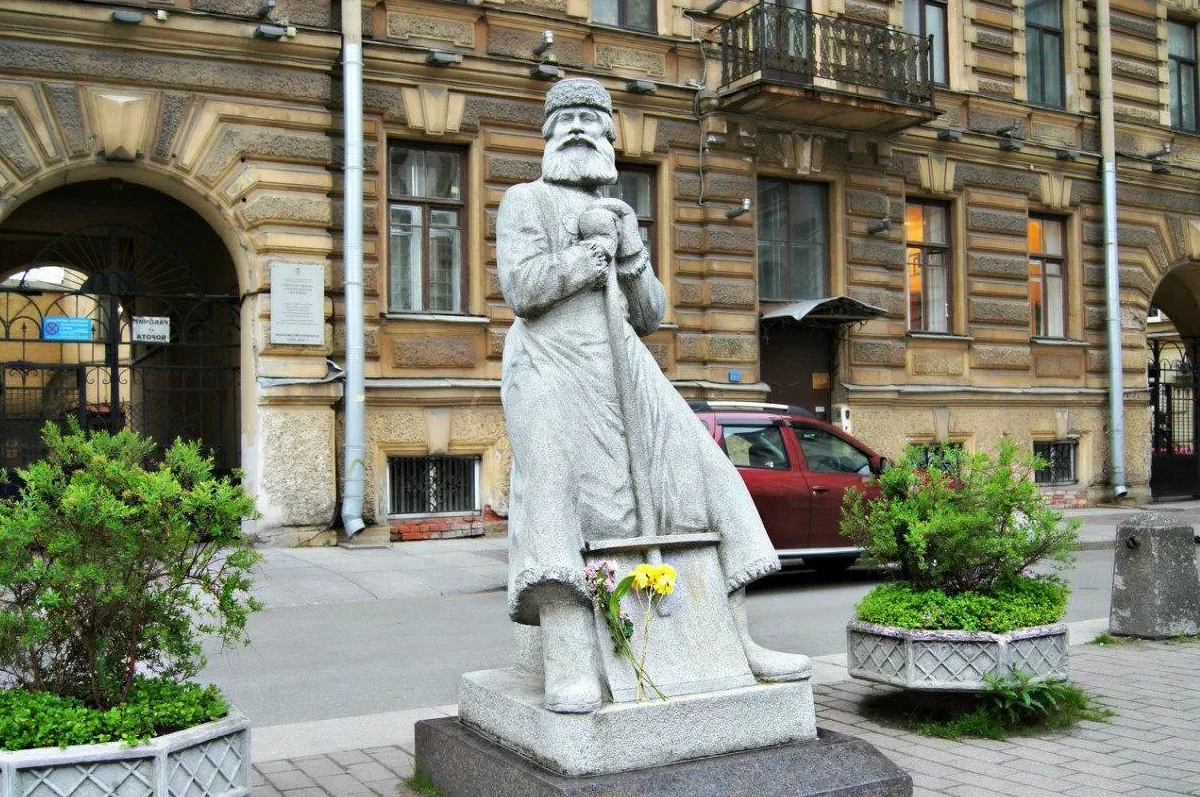 Санкт Петербург пл Островского дворник