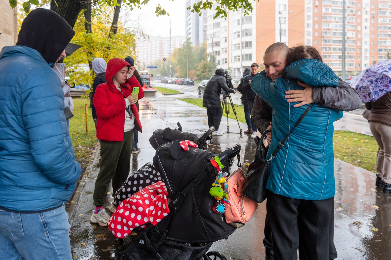 Многодетный отец 3 ребенка мобилизация отсрочка. Встреча людей на улице. Россия человек. Дети волонтеры. Семьи мобилизованных.