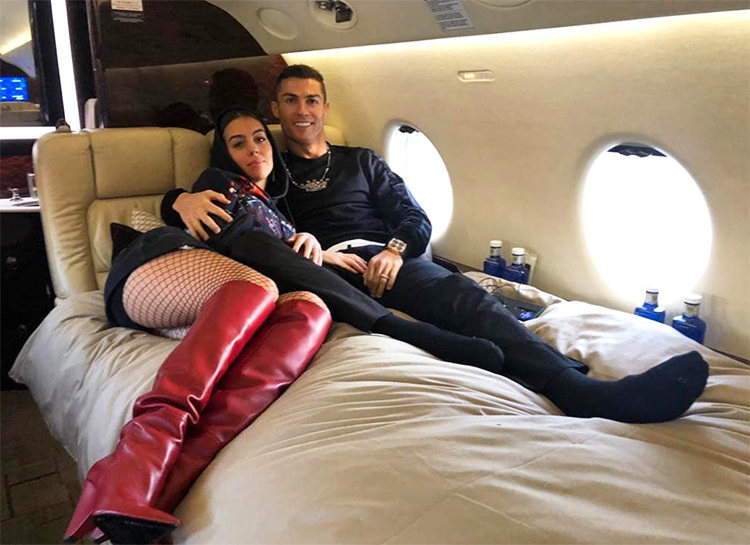 У Криштиану Роналду 200 миллионов подписчиков в Instagram: какие фото помогли ему установить рекорд и сколько он на этом зарабатывает У Криштиану Роналду 200 миллионов подписчиков в Instagram: какие фото помогли ему установить рекорд и сколько он на этом зарабатывает Звезды,Новости о звездах