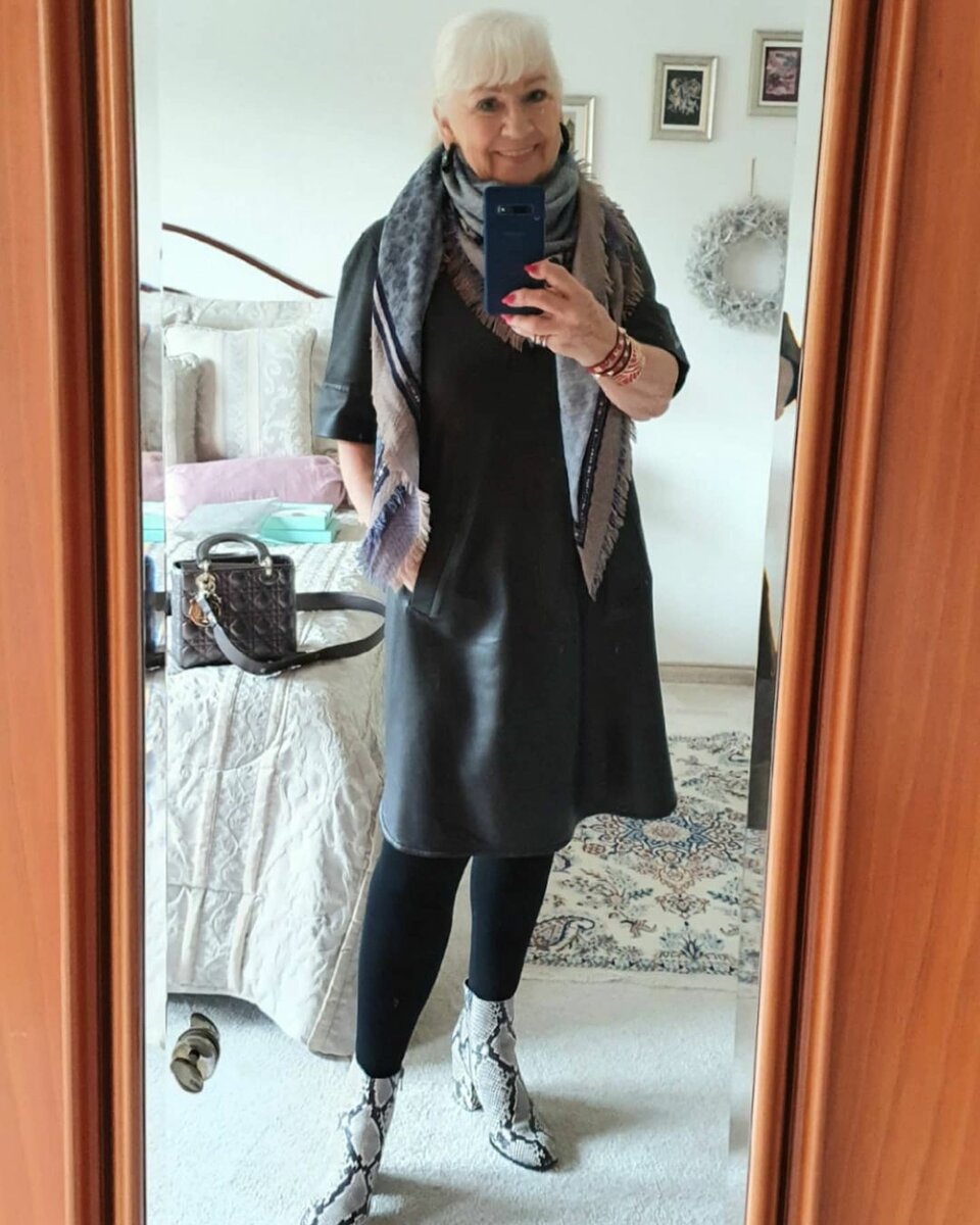 Вот как нужно одеваться в 70 лет: 6 стильных образов от пенсионерки Хельги Люкс носит, кроссовками, знает, Хельга, рукавами, тренде, сейчас, сумка, принтом, предпочтение, можно, черного, женщина, джемпером, всегда, Такой, позволяет, комплект, Струящуюся, высоте 5