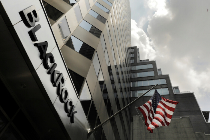 Вывеска компании BlackRock Inc на ее здании в Нью-Йорке