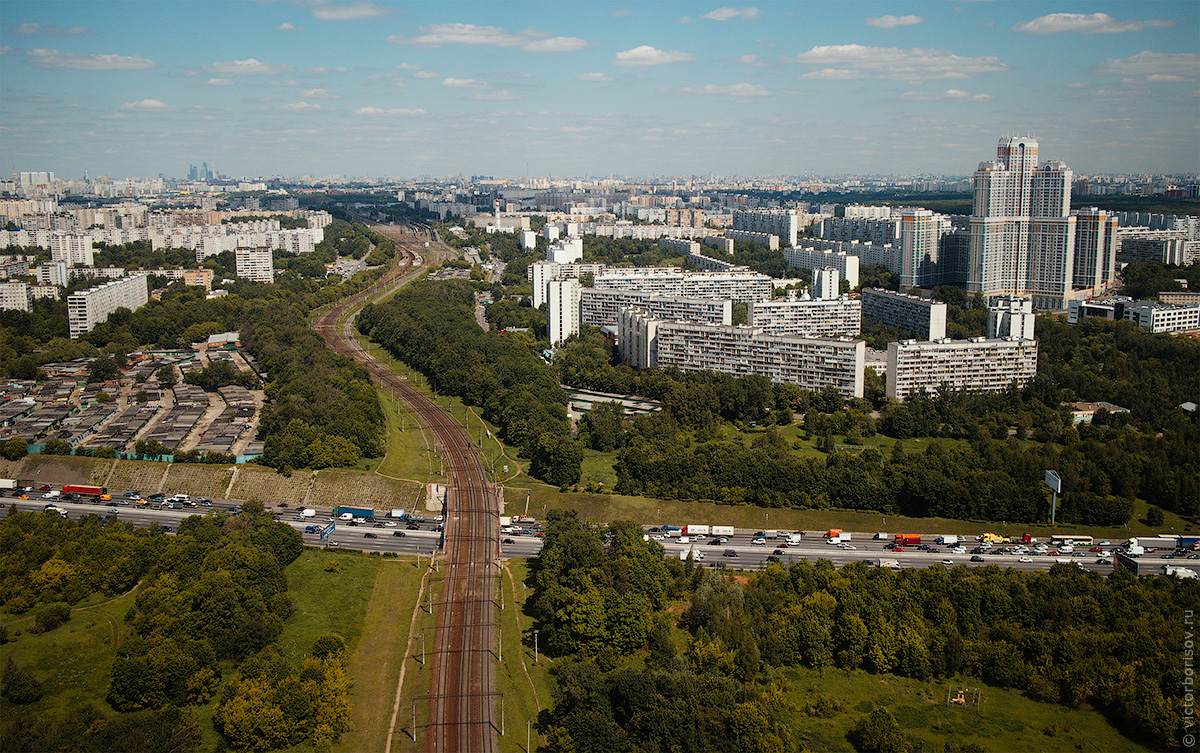 Полёт на вертолёте вдоль МКАД на юге Москвы