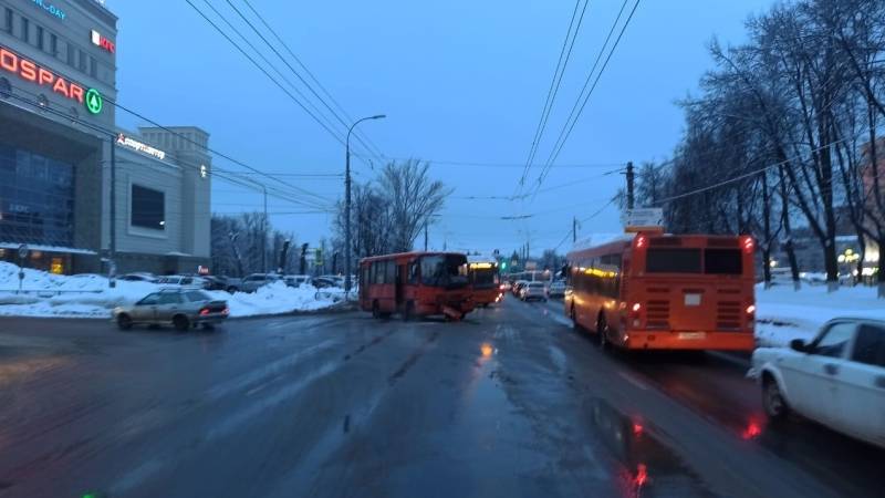 Два автобуса не поделили дорогу в Нижнем Новгороде: пострадала женщина