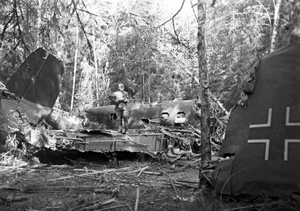 Сбитый советскими зенитчиками немецкий истребитель в подмосковном лесу. Оборона Москвы