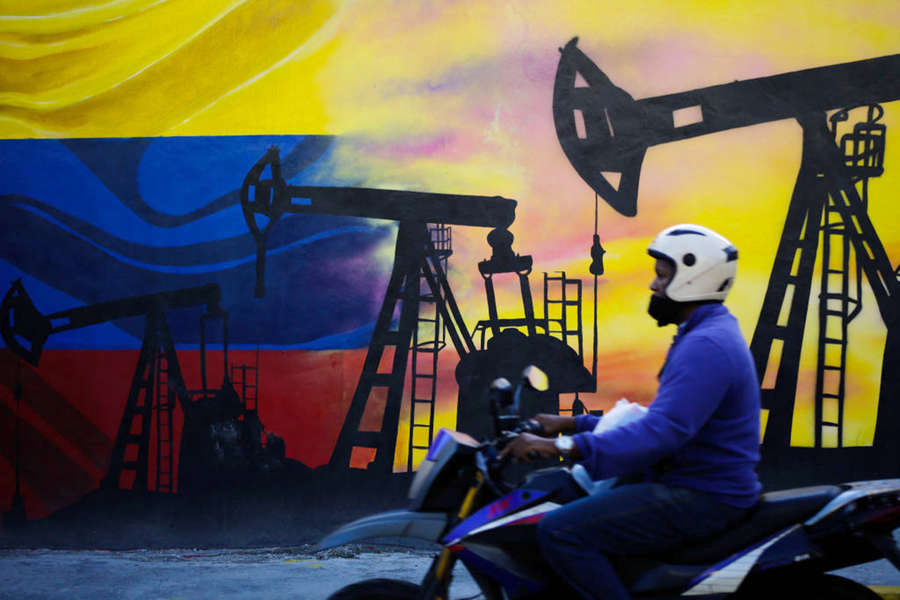 Простить Венесуэлу, договориться с Ираном. Чем США и ЕС заменят российскую нефть