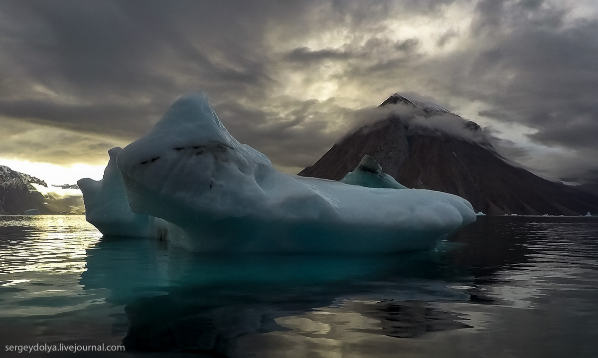 Какая часть айсберга над водой. Айсберг под водой. Айсберг под водой и над водой. Айсберг под водой реальный. Страшные айсберги.