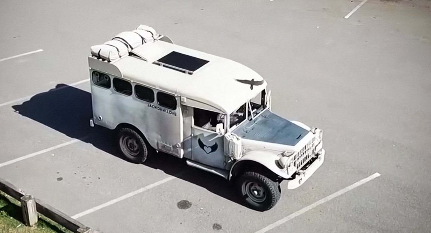 Военный грузовик Dodge превратили во внедорожный дом на колесах