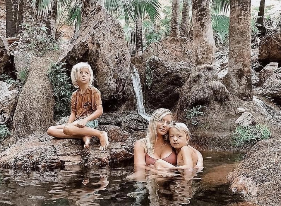 Супруги из Австралии не водят детей в школу, считая, что природное обучение куда полезнее