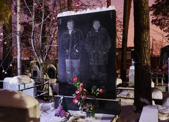 Надгробье на Широкореченском кладбище в Екатеринбурге. | Фото: amusingplanet.com.