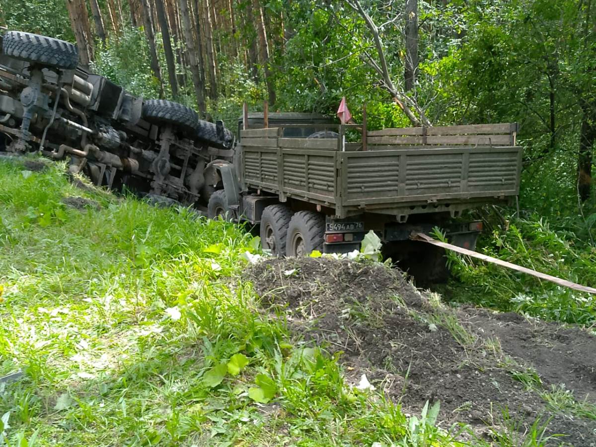 Два КАМАЗа разом съехали в кювет с трассы М5 в Челябинской области