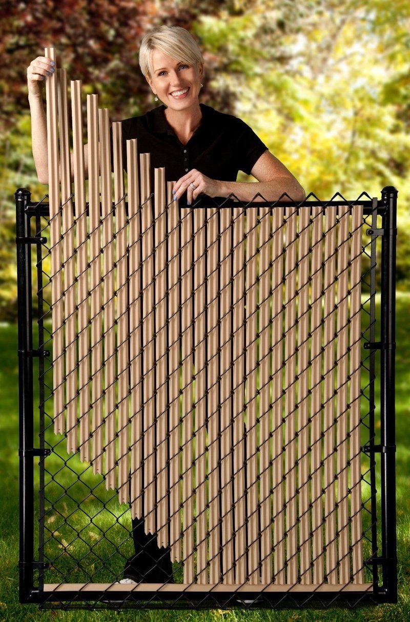 6 идей, как украсить забор из сетки-рабицы