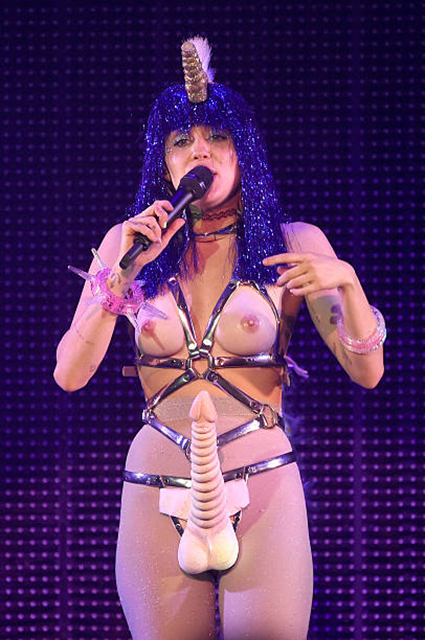 Майли Сайрус рассказала, как скандальный номер на премии MTV изменил ее отношение к своему телу: 