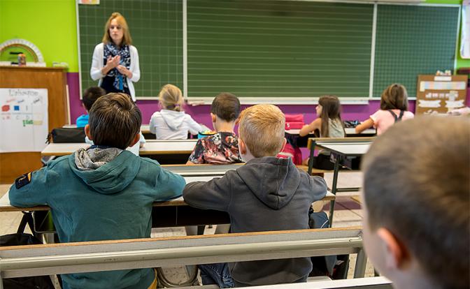 Учителей вынудили раздеться, чтобы доказать, что они тоже люди Учителей вынудили раздеться, чтобы доказать, что они тоже люди россия