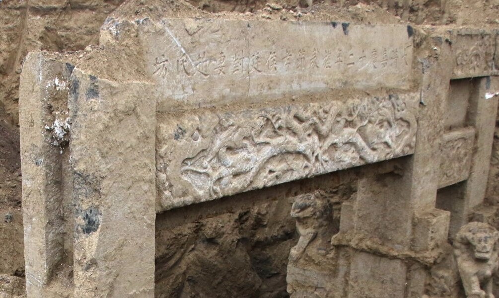 Источники: https://www.gettyimages.com/detail/news-photo/villagers-crowd-to-watch-a-chastity-memorial-arch-paifang-news-photo/961306378   и http://yx.iqilu.com/2018/0522/3923806.shtml#1 