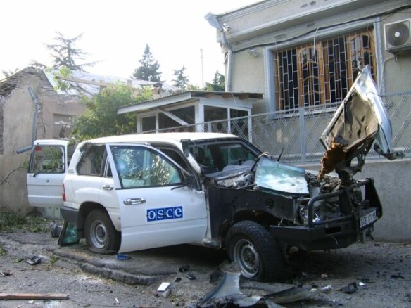 Повреждённый автомобиль у здания миссии ОБСЕ в Цхинвале. Фото: wikipedia.org