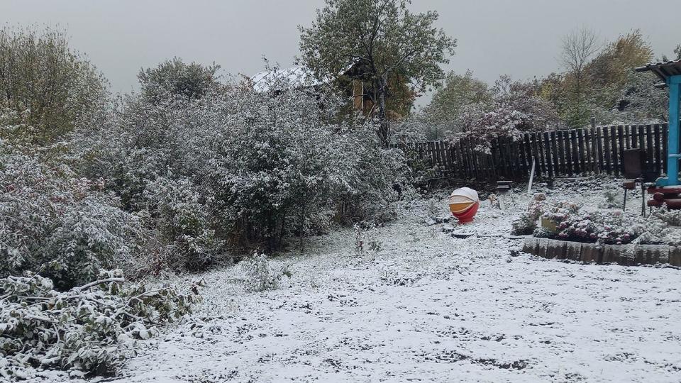 Сентябрьский снег выпал на Урале
