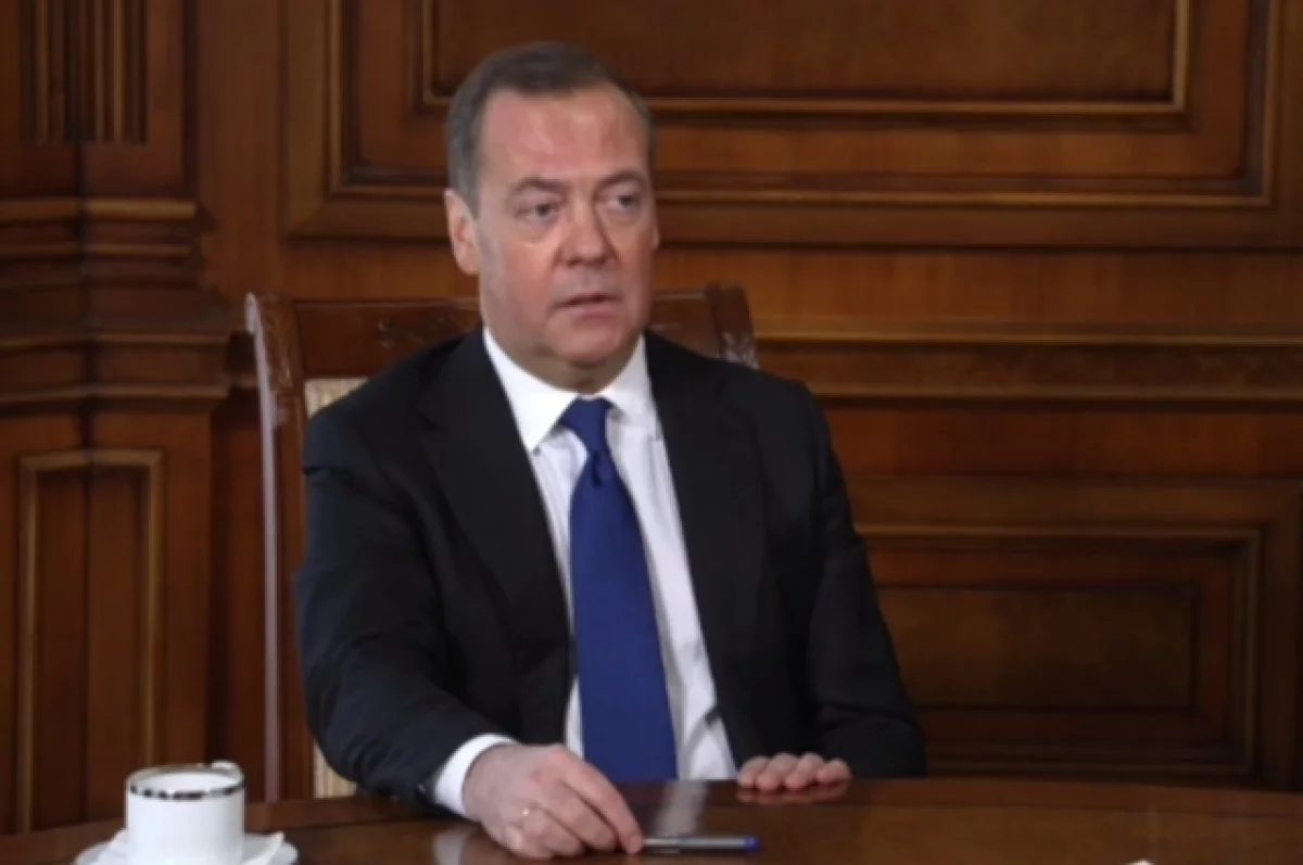 Медведев: РФ начала учения с ядерным оружием для готовности ответить Западу