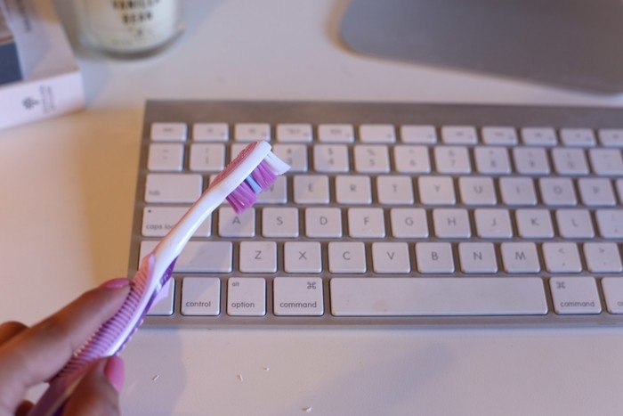 Клавиатура быстро и эффективно чистится зубной щеткой. / Фото: topspletni.ru