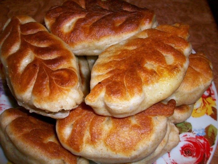 Пирожки получаются мягкие, вкусные и не черствеют 2-3 дня (если конечно доживут)