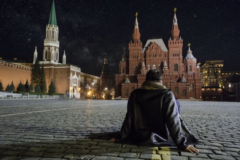 Турист из США гуляет по ночной Москве и проверяет на опасность улочки