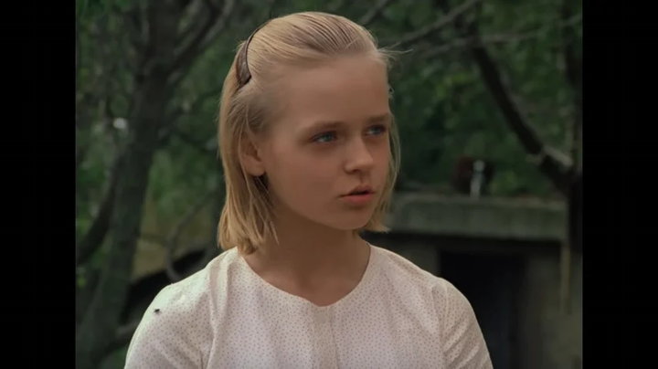 Девушка обнимает отца. Папа и дочка подросток. Папа и дочь держатся за руки. Девочка обнимает папу. Шантаж отец и дочь.