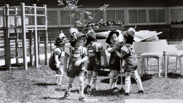 «Нас выставляли как животных в зоопарке»: история уникальных пятерняшек — сестер Дион, которых отец продал за 0 тыс. девочки, ОливЭдуард, девочек, сестры, близняшек, чтобы, Эльзир, дочерей, детей, фактически, стали, девушки, которые, несмотря, версии, родители, появились, чудом, контракт, время