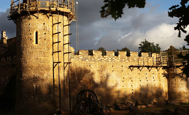 Француз нашел место в лесу и начал строить там настоящий замок по средневековым технологиям