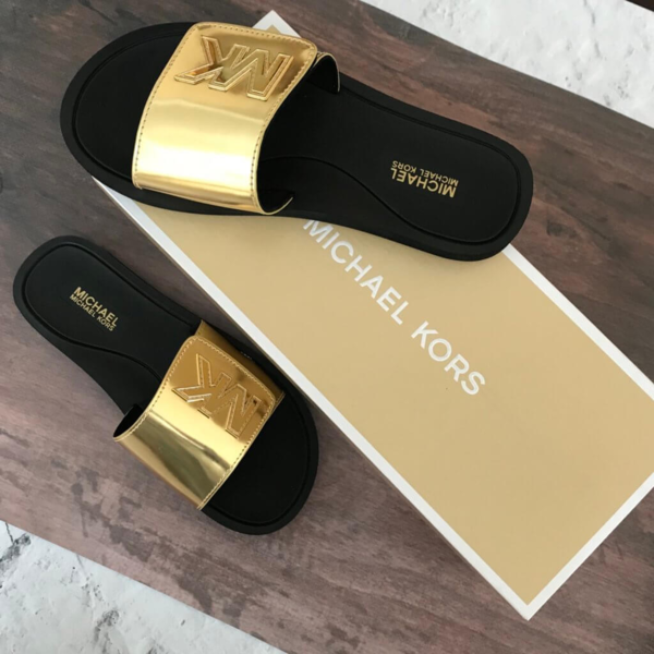 Едем на море: самые модные шлепанцы 2019 года 