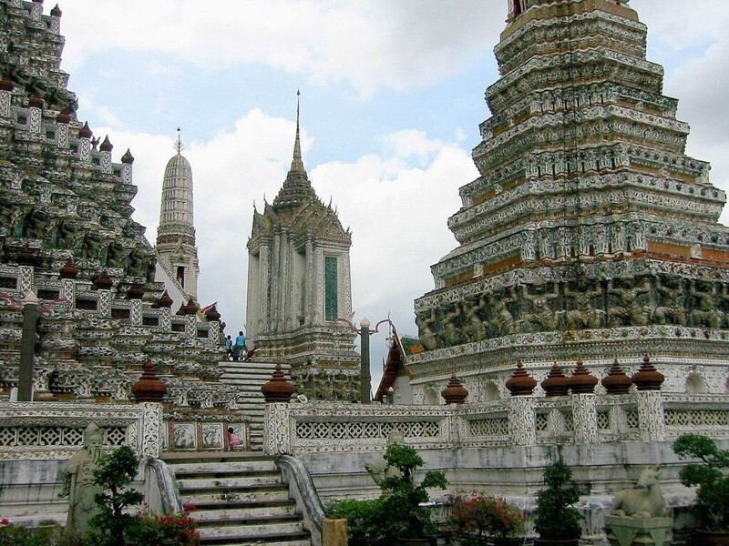 Совершенно неземной храм Ват Арун в Таиланде, от одного вида которого захватывает дух можно, храма, ступы, территории, небольшие, увидеть, города, центральной, который, более, комплекс, стоит, проходят, всего, части, Чаопрайя, находится, Королевского, выглядит, время