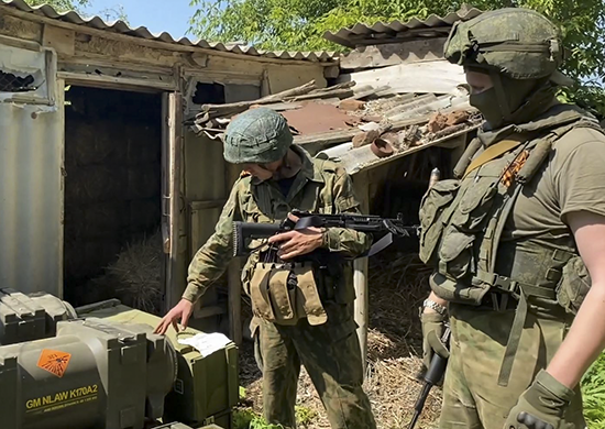 Российские военнослужащие обнаружили брошенный склад с вооружением иностранного производства и место жительства бойцов ВСУ