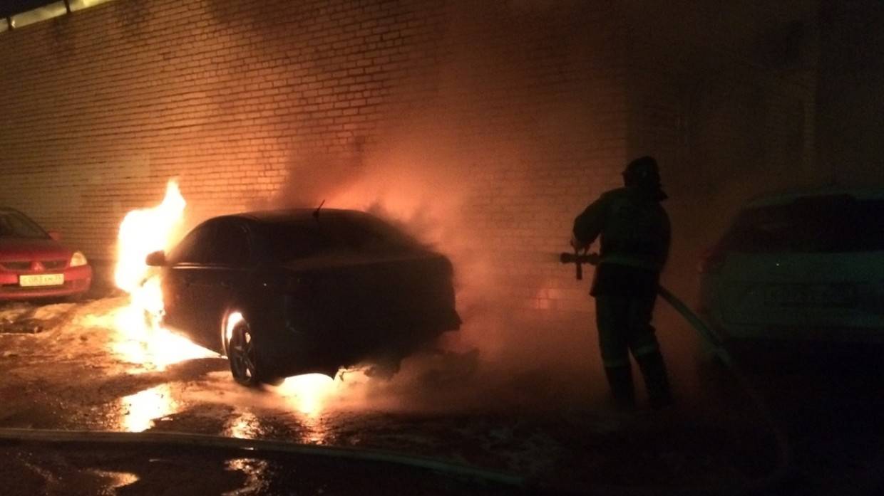 Екатеринбуржец сжег дотла машину многодетной матери и скрылся на велосипеде