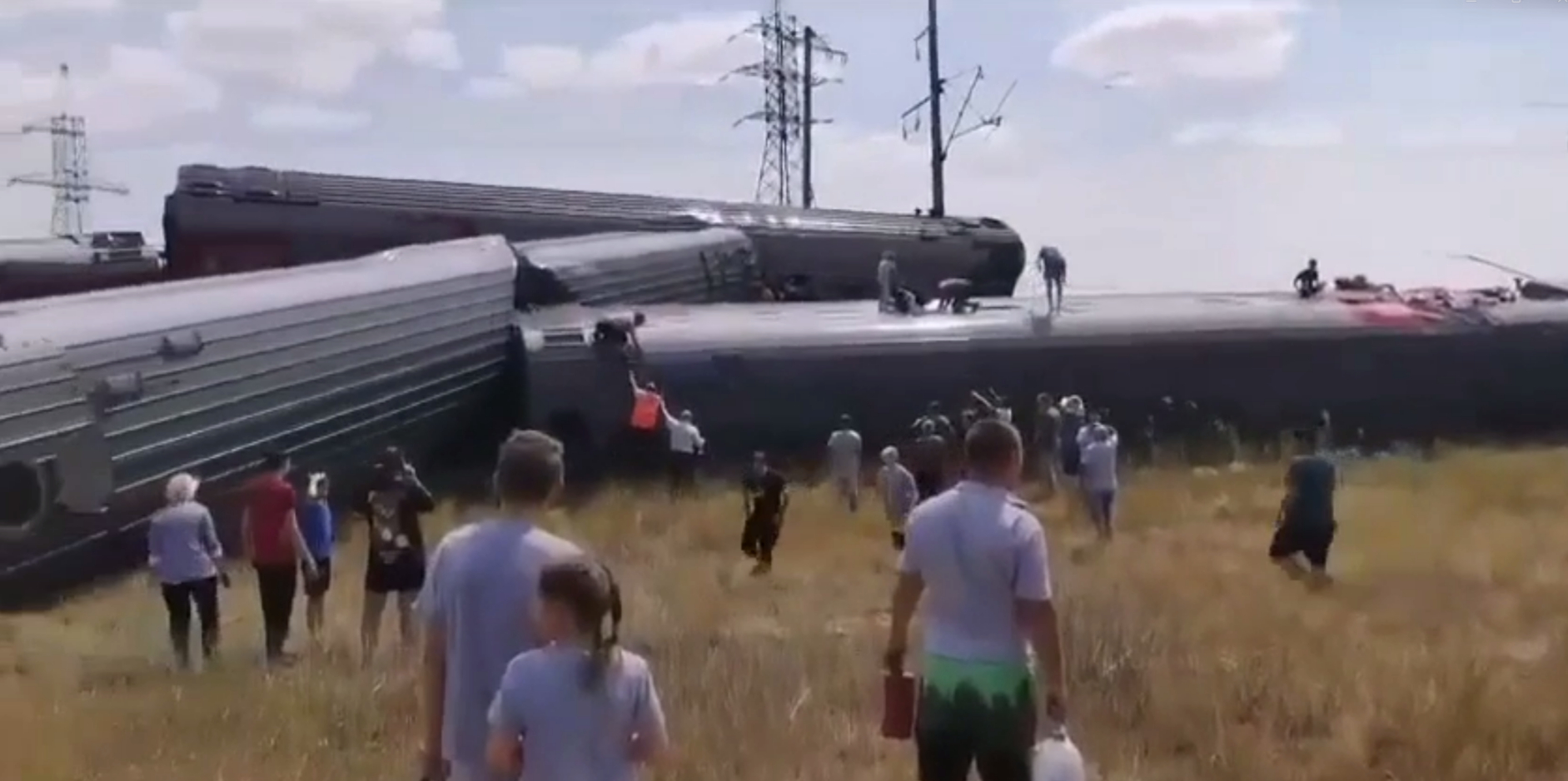 Госпитализированы пятеро: в Волгоградской области столкнулись пассажирский поезд и КАМАЗ