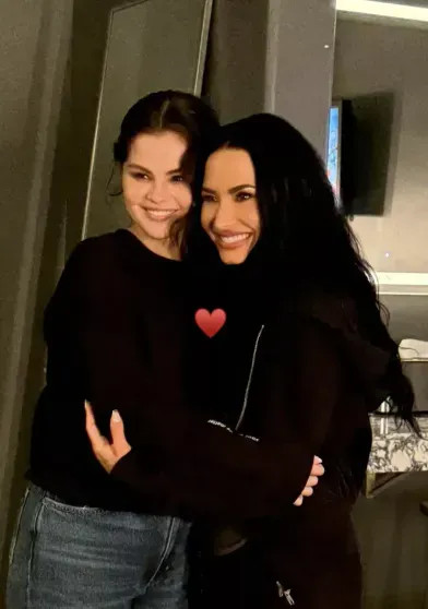 Подруги детства Селена Гомес и Деми Ловато встретились впервые за 10 лет Селена, Гомес, Ловато, своих, неоднократно, вместе, между, ЛоватоДеми, принцесс, защиты, Программа, которые, 33летняя, детства, принадлежит, периодами, жизни, девушка, призналась, изнасиловал