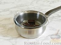 Фото приготовления рецепта: Королевская ватрушка с заливкой из сгущенки и шоколада - шаг №10