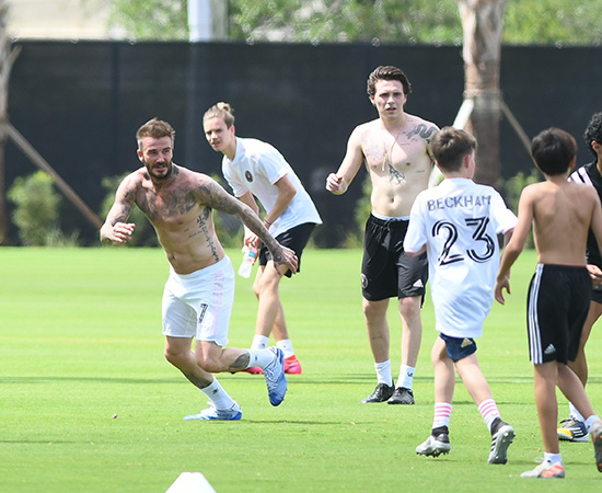 Коронавирусу вопреки: Дэвид Бекхэм сыграл на опустевшем из-за пандемии стадионе с сыновьями Коронавирусу вопреки: Дэвид Бекхэм сыграл на опустевшем из-за пандемии стадионе с сыновьями Дети,Дети знаменитостей