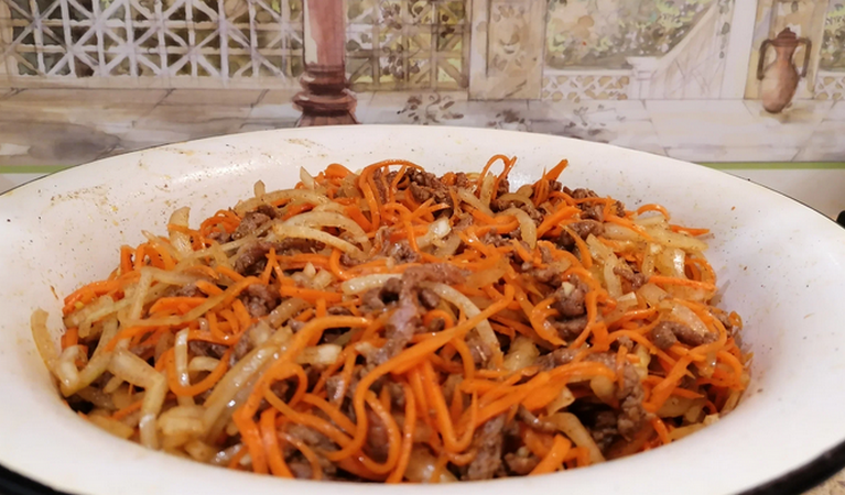 Взяла по 500 грамм мяса и моркови и приготовила целый тазик закуски – мужчины обожают (вкуснее моркови по-корейски)