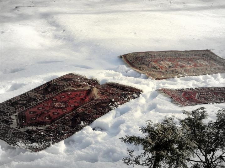 Выбивание ковра на снегу — самый эффективный метод чистки зимой выбивание ковра