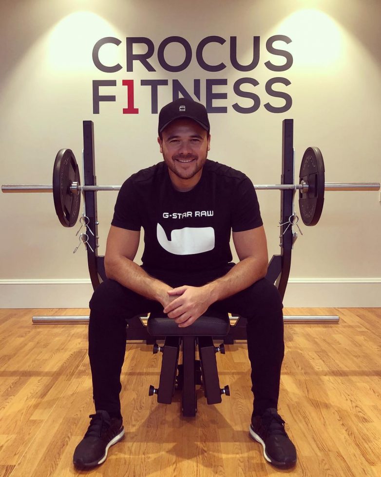 Эмин Агаларов снял парик и продемонстрировал огромную лысину