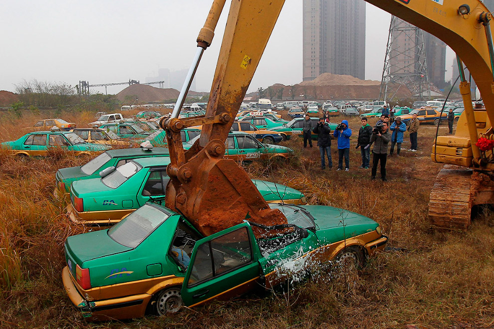 Иногда на китайских автосвалках устраивают показушные уничтожения старых автомобилей, не отвечающих экологическим нормам